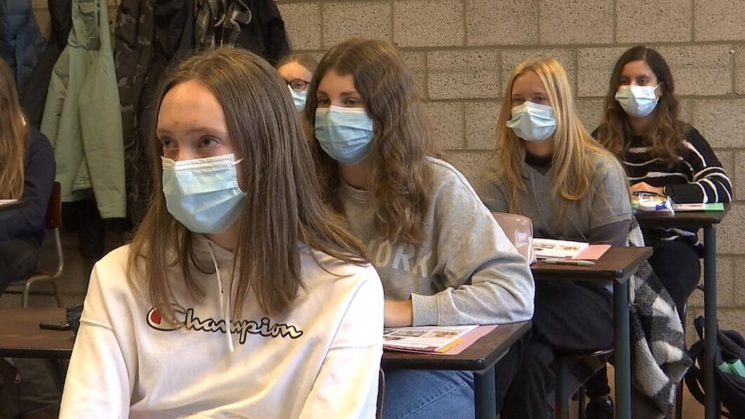 Scholen weer open, leerlingen vrezen leerachterstand - TV ...