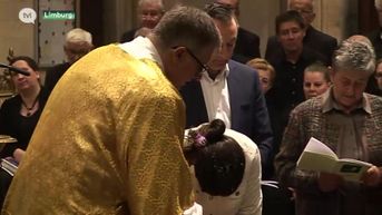 12 volwassenen laten zich dopen tijdens Paasnacht