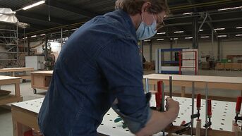 Houtbewerkers delen machines en gereedschappen in Beringse Woodfactory
