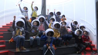 Kinderen gaan op ruimtemissie tijdens maankamp in Cosmodrome