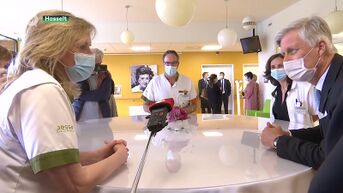 Koningspaar steekt personeel en patiënten Jessa ziekenhuis hart onder de riem