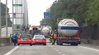Limburgers urenlang in de file nadat tankwagen kapseist op E313