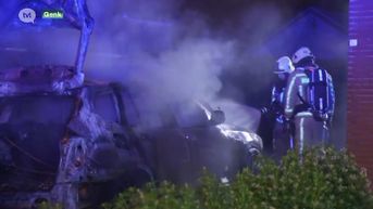 Vuur van in brand gestoken auto slaat bijna over op woning