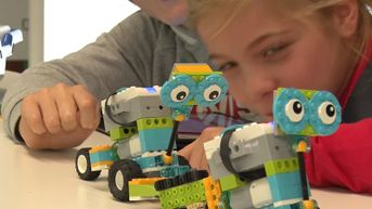 Kinderen leren programmeren op robotkamp