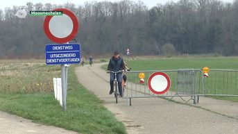 Illegaal: Nederlandse wielertoeristen rijden massaal in groep rond op Limburgs grondgebied.