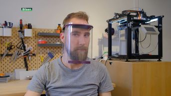 Vrienden maken maskers met 3D-printer