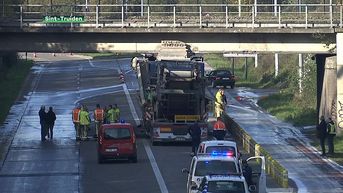Vrachtwagen ramt brug aan Stayen