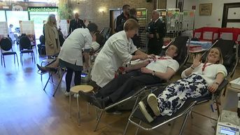 Militairen doneren massaal bloed aan het Rode Kruis in Leopoldsburg