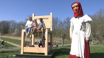 Mysterieuze stoelen duiken op tussen de bloesems