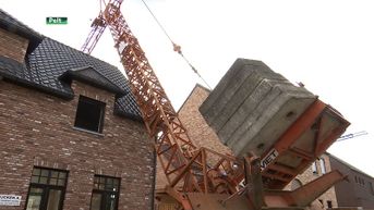Bouwkraan valt over huis in aanbouw in Overpelt