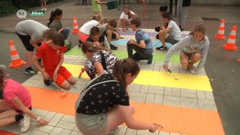 Kinderen verven regenboogzebrapad voor verdraagzaamheid in Terkoest