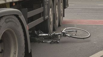 Fietser belandt onder vrachtwagen in Beringen