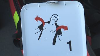 Politiezone Sint-Truiden-Gingelom-Nieuwerkerken krijgt AED-toestel in combi's