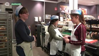 Schoolkinderen op talentenstage in supermarkt