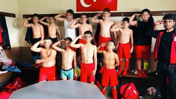 Turkse voetballers verwijderen foto's met militaire groet