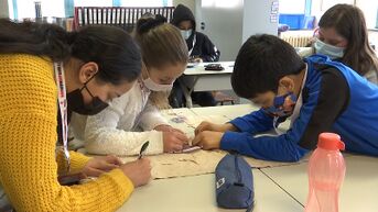 Leerlingen De Startbaan Dilsen-Stokkem knutselen zelf mondmaskers in de klas