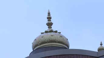 Sikhs bouwen tempel in Sint-Truiden met gouden torens uit India