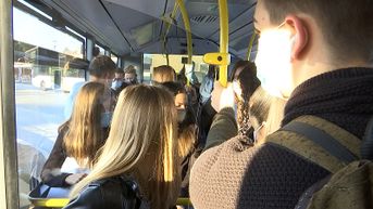 Leerlingen met gevaar voor coronabesmetting als sardientjes in een blik op schoolbussen in Limburg