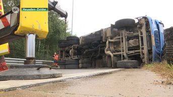 Vrachtwagen kantelt op afrit E313 in Zolder