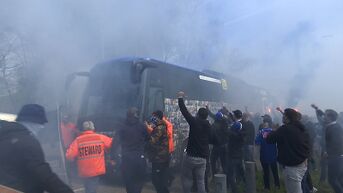 Spelersbus in Genk onder luid gejoel van supporters vertrokken