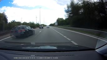 Snelheidsduivel haalt twee auto's rechts in op E313 in Zolder