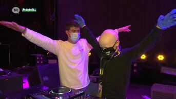 Kankerpatiëntje Vinz beleeft dag van zijn leven als DJ in de Versuz