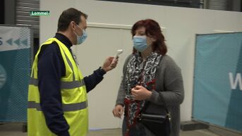 Wouter Beke helpt als vrijwilliger in vaccinatiecentrum Lommel