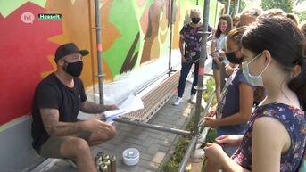 Leerlingen De Kameleon Sint-Lambrechts-Herk maken graffiti-kunst met kunstenaar Tom Herck
