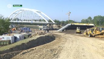 Nieuwe spoorwegbrug geplaatst over Albertkanaal in Kuringen