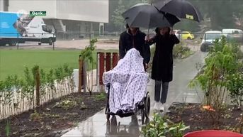 64 bejaarden verhuizen in gietende regen