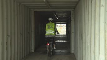 Het lijkt wel nieuwe attractie: fietsen door containers in Hasselt