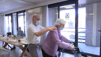 Café is verplicht dicht, dus werkt Hasselaar full-time als vrijwilliger in rusthuis