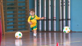 Peuters van 1,5 jaar volgen voetballes in Genk