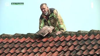 Zeven mensen tijdelijk uit woning na dakbrand