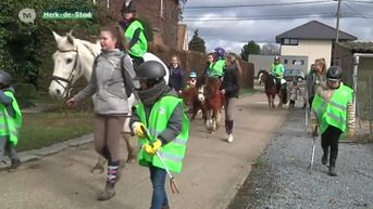 Kinderen halen zwerfvuil op met pony's in Herk-de-Stad