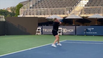 Kim Clijsters na 11 maanden terug op een tenniscourt