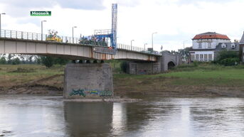 Ingenieurs controleren Maasbrug op schade na wateroverlast