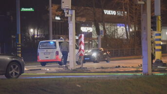 Auto uit bocht op Grote Ring Hasselt: bestuurder overleden