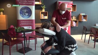 Communicatiebureau geeft medewerkers een massage voor Valentijn