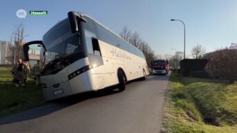 Bus met 11 schoolkinderen kantelt en belandt in de gracht
