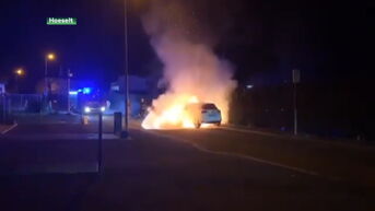 Auto brandt volledig uit in Hoeselt