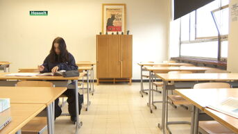 Noortje zit helemaal alleen in de klas