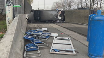Bestuurder bestelwagen knalt tegen betonnen vangrails op E313 in Hasselt