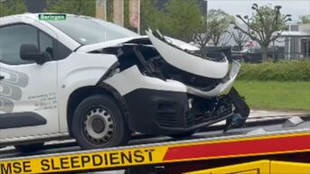 Vrachtwagen en drie auto's knallen op elkaar op Industrieweg in Paal: Een persoon zwaargewond