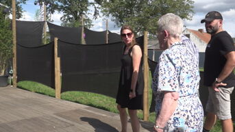 Buurtbewoners Alice (89) en Alfons (91) genieten van persoonlijke rondleiding op Pukkelpop