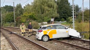 Auto belandt onder trein nadat verpleegster slagbomen negeert