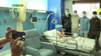 STVV-spelers fleuren patiëntjes op met kerstcadeautjes in Sint-Trudo ziekenhuis
