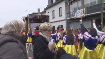 Carnavalstoet trekt door de straten van As, in Rotem wordt carnaval binnen gevierd