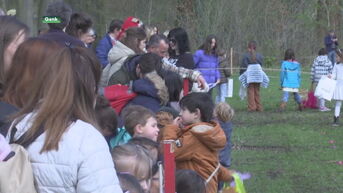 Kinderen genieten van grootschalige paaseierenraap in Bokrijk