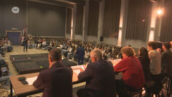 Schooldebatten aan de lopende band: onderwijs wil kloof tussen jongeren en politiek dichten